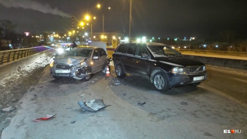 Хотел уйти от столкновения, но сделал только хуже: три автомобиля пострадало в ДТП в Екатеринбурге 
