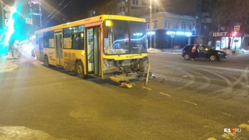 Водителю вызвали скорую: в Екатеринбурге в иномарку влетел автобус с пассажирами 
