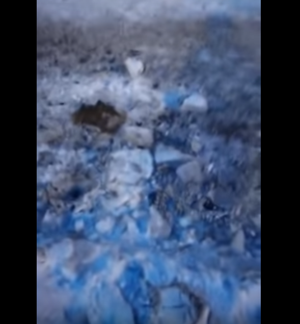 Коляска сломалась, ребёнок упал на асфальт: в Екатеринбурге на маму с малышом с крыши упал лёд