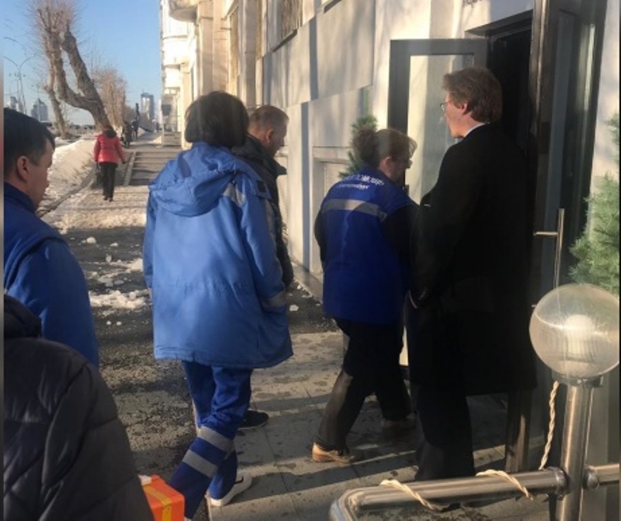 В Екатеринбурге сошедший с крыши ледяной оползень накрыл беременную женщину
