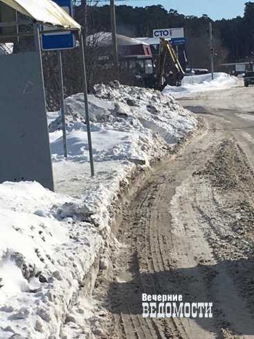 Город-сугроб: в Камышлове жалуются на некачественную уборку улиц от снега