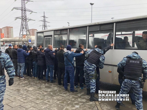 В Екатеринбурге силовики на рынках задержали более 150 гастарбайтеров