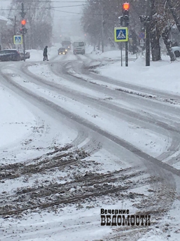 Свердловский «город-сугроб» завалило снегом. Жители надеются только на губернатора