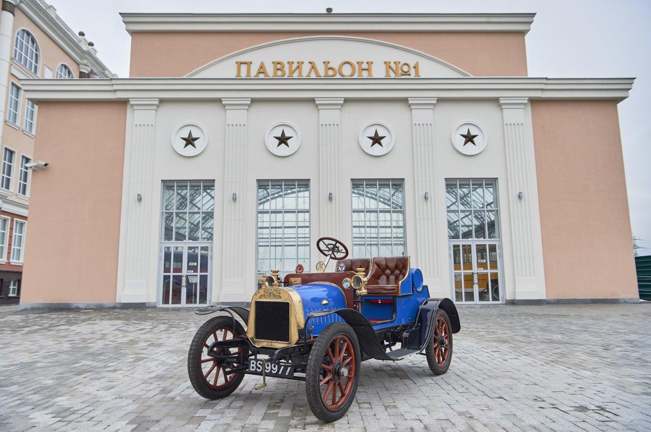 Столетний автомобиль французских промышленников приехал в Екатеринбург