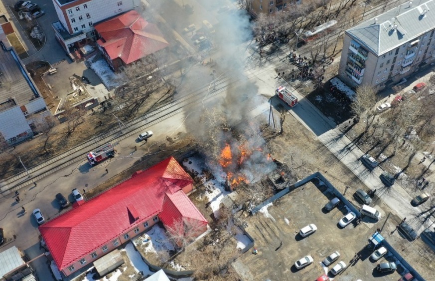 В Екатеринбурге сгорел двухэтажный деревянный дом на ВИЗе