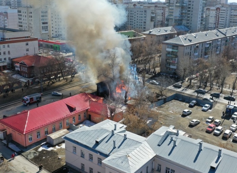 В Екатеринбурге сгорел двухэтажный деревянный дом на ВИЗе