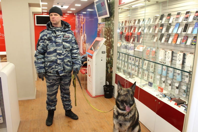В московском метро задержали молодого человека, подозреваемого в разбойном нападении на салон сотовой связи в Нижнем Тагиле