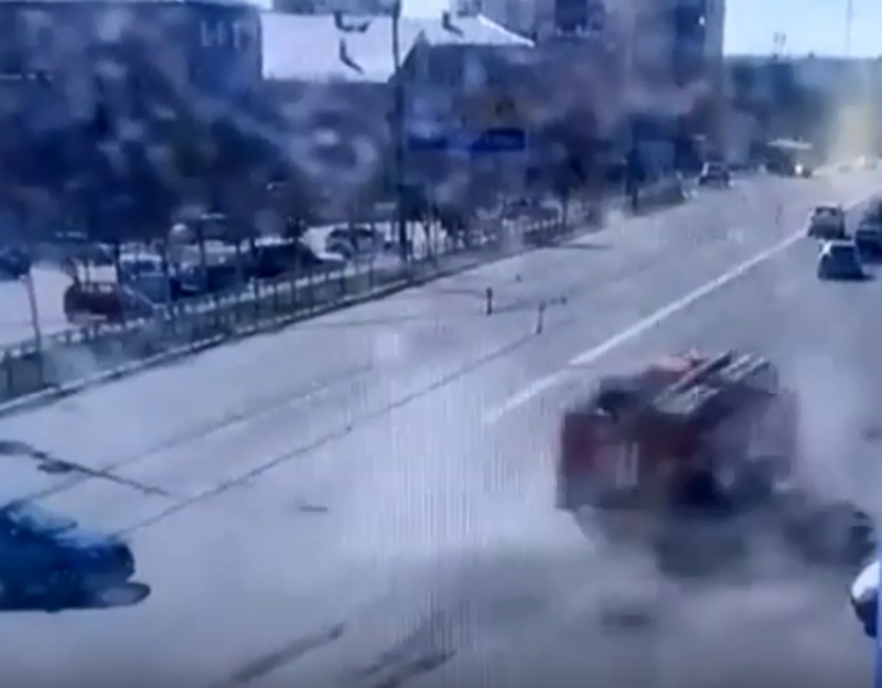 В Оренбурге пожарная машина раздавила легковой автомобиль. ДТП попало на видео