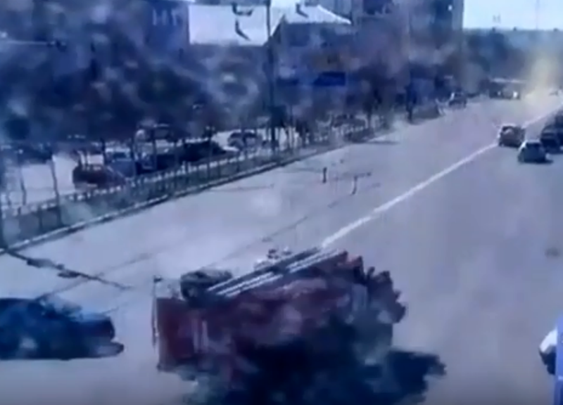 В Оренбурге пожарная машина раздавила легковой автомобиль. ДТП попало на видео