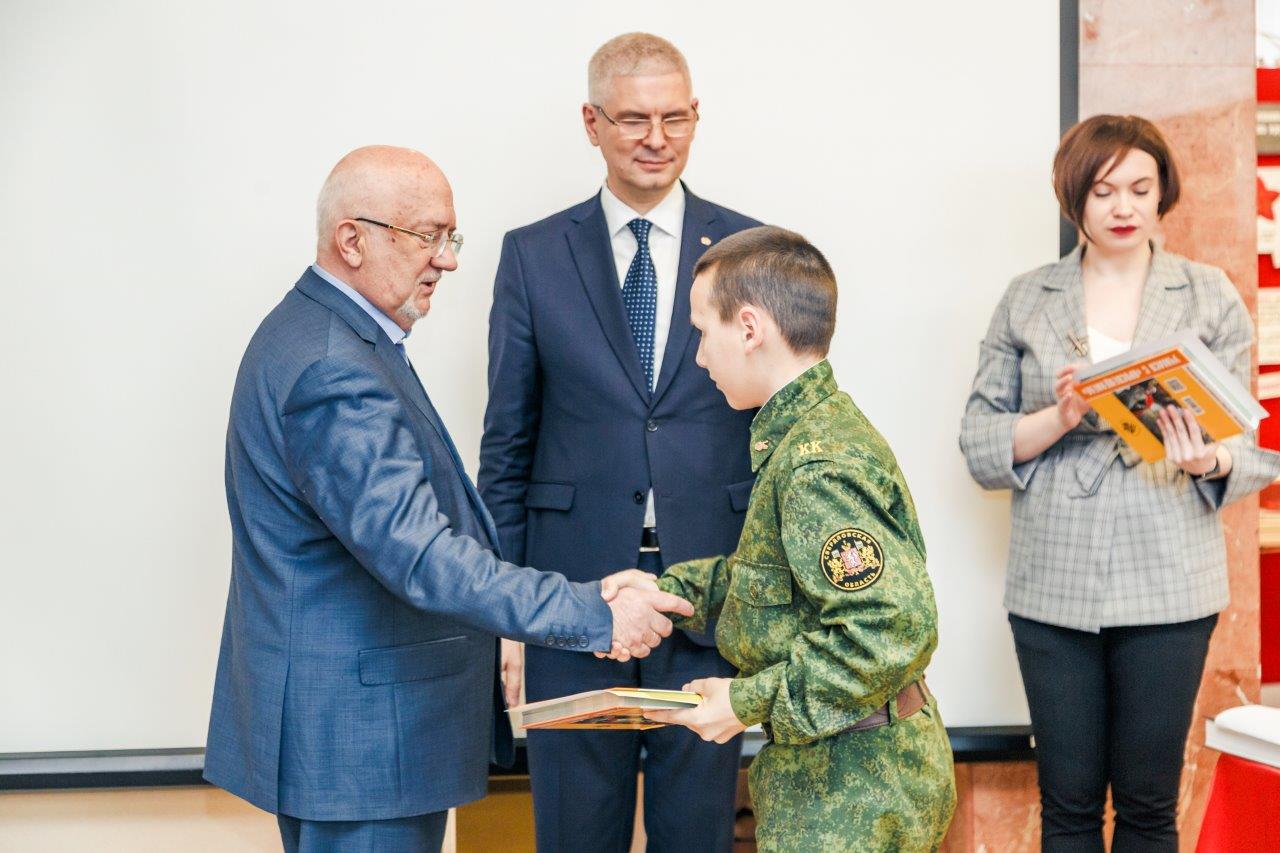 В преддверии 9 Мая в Музее военной техники УГМК наградили победителей детского патриотического конкурса