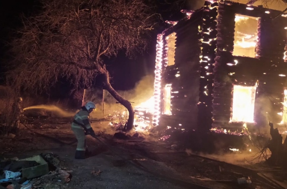 Страшный пожар произошёл в заброшенном здании в Свердловской области