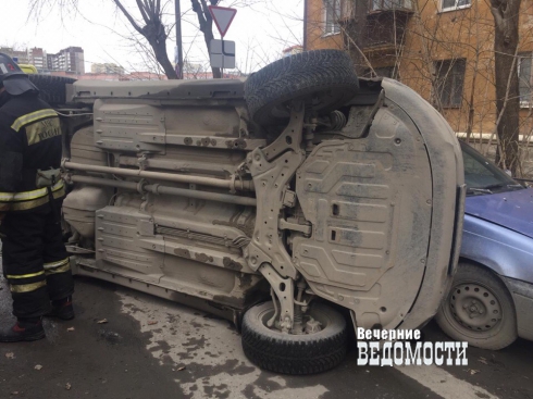 В Екатеринбурге иномарка врезалась в стоящие машины и перевернулась