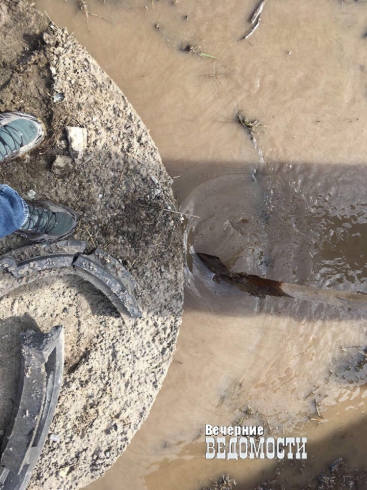 Камышлов топит канализационными стоками: фекальные реки текут по улицам