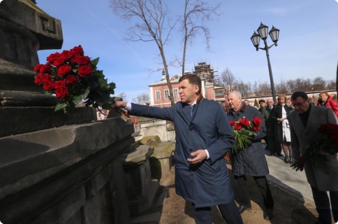 Россель и Куйвашев возложили цветы на могилу Прокофия Демидова в Москве