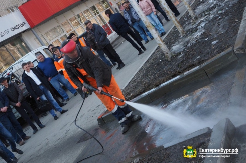 В Екатеринбурге сотрудников ДЭУ научили чистить улицы с помощью моек высокого давления
