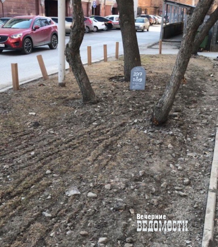 Памятник безответственности: на «газоне Юрия Окунева» появился «надгробный памятник»