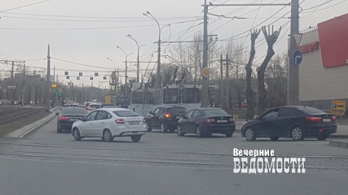 В Екатеринбурге парализовано движение троллейбусов 