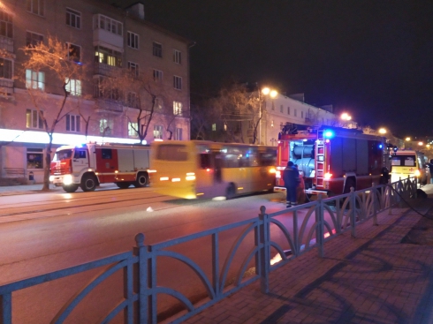 Всех посетителей вывели: в Екатеринбурге загорелся гриль-бар