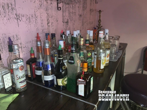 В Екатеринбурге напротив здания Генпрокуратуры по УрФО изъяли алкоголь из кальянной