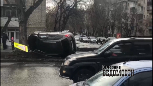 В центре Екатеринбурга после ДТП кроссовер вылетел на газон 