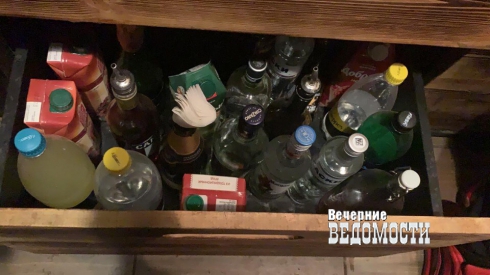 Екатеринбургские полицейские изъяли алкоголь и табак из кальян-бара на Декабристов