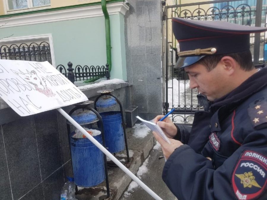 «Мы не коровы, хватит нас доить»: жителя Екатеринбурга задержали во время первомайской демонстрации