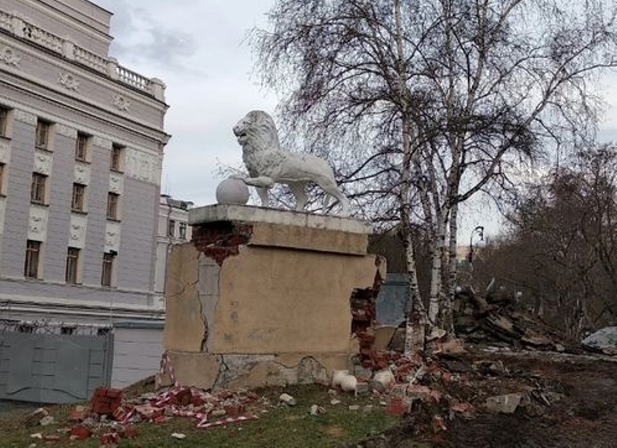 В Екатеринбурге вандалы продолжают громить сквер за Оперным театром