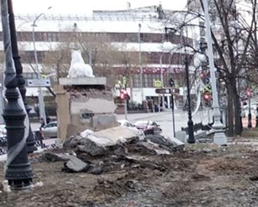 В Екатеринбурге вандалы продолжают громить сквер за Оперным театром