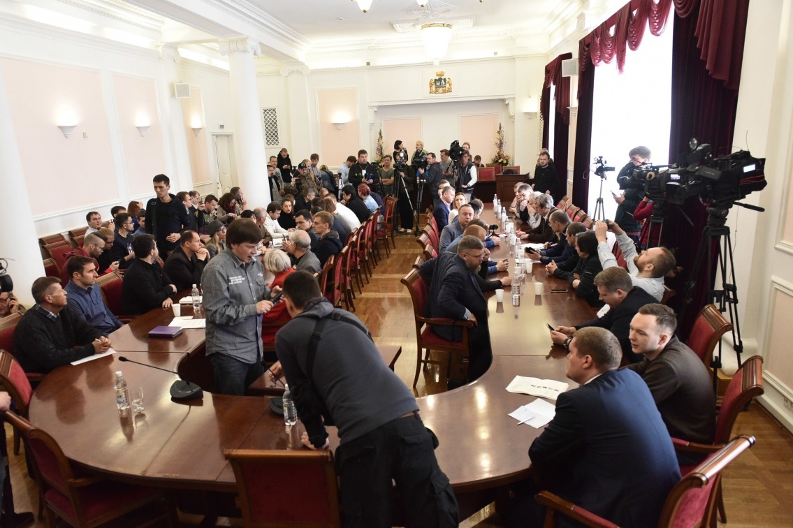 В мэрии Екатеринбурга проходит встреча главы города с протестующими против строительства храма в сквере (ТРАНСЛЯЦИЯ)