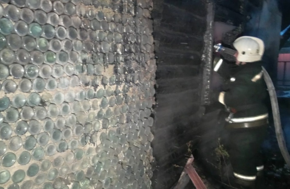 На Чусовском тракте сгорел дом из бутылок, погиб мужчина построивший его