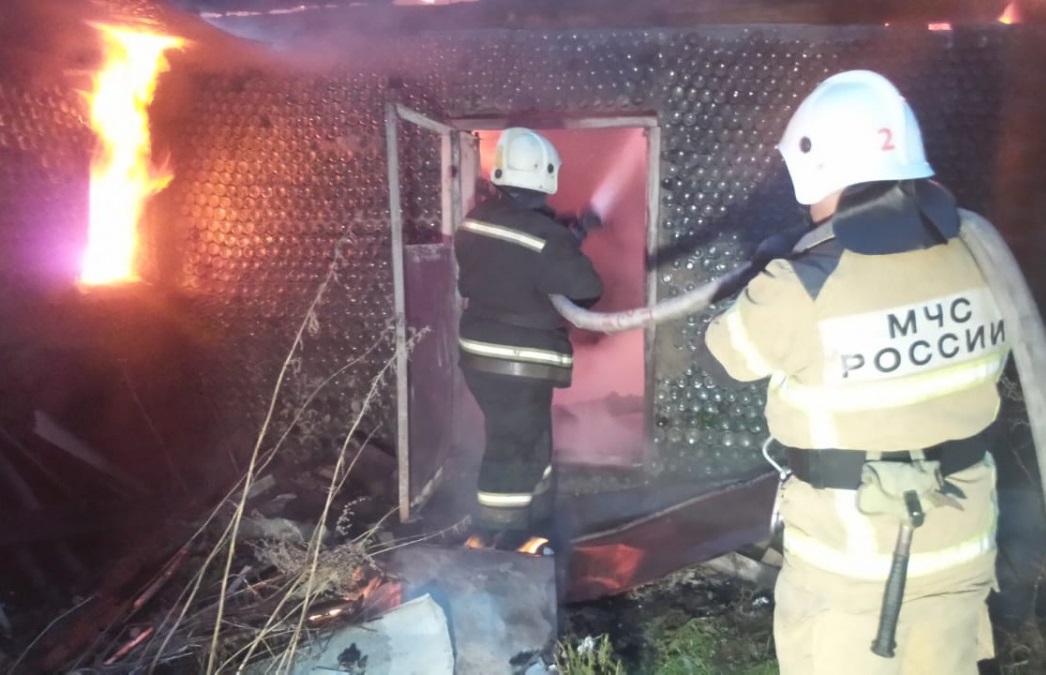 На Чусовском тракте сгорел дом из бутылок, погиб мужчина построивший его
