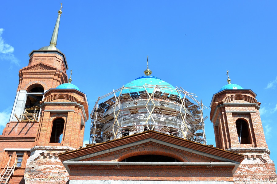 На Успенский собор в Екатеринбурге установили четыре купола