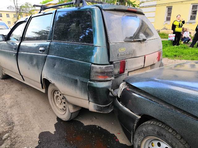 В Каменске-Уральском пьяная женщина решила покатать своих детей на машине и устроила ДТП