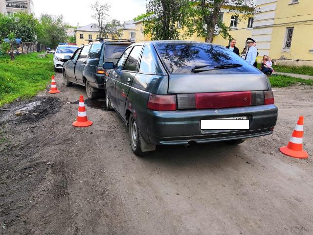 В Каменске-Уральском пьяная женщина решила покатать своих детей на машине и устроила ДТП