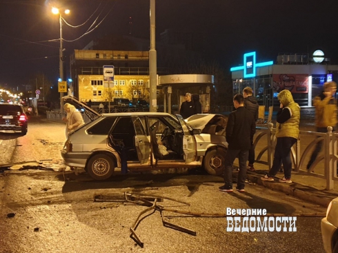 В Екатеринбурге около цирка автомобиль влетел в трамвайную остановку
