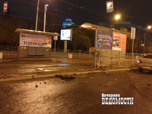 В Екатеринбурге около цирка автомобиль влетел в трамвайную остановку
