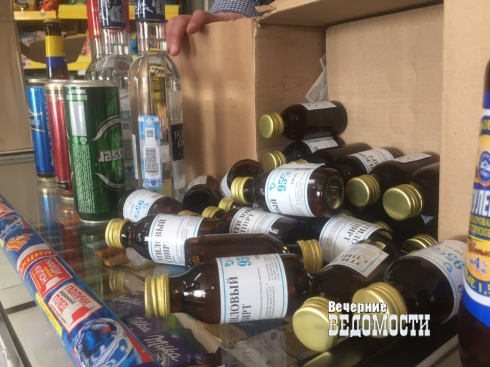 В Екатеринбурге общественники и журналисты «ликвидировали» партию алкоголя на Шарташе 