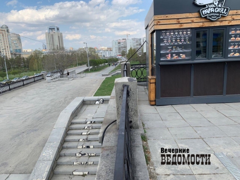 На Вознесенской горке в Екатеринбурге вместе с кальянщиками появился нелегальный киоск