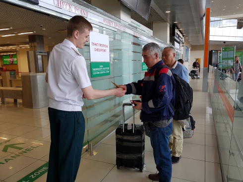 В аэропорту Кольцово пассажирам раздают Георгиевские ленты