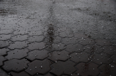 В Екатеринбурге прошла первая гроза с ливнем и градом (ФОТО)