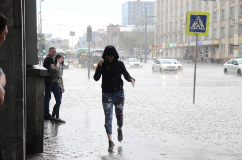 В Екатеринбурге прошла первая гроза с ливнем и градом (ФОТО)