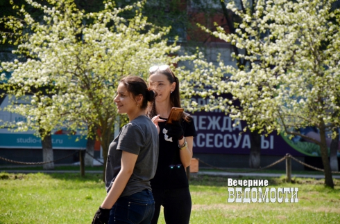 В Екатеринбурге прошел «консульский» субботник в сквере, названном в честь армянского композитора