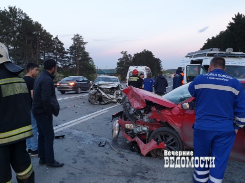 Оба автомобиля всмятку: в Екатеринбурге произошло ДТП