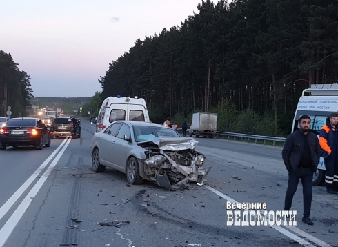 Оба автомобиля всмятку: в Екатеринбурге произошло ДТП