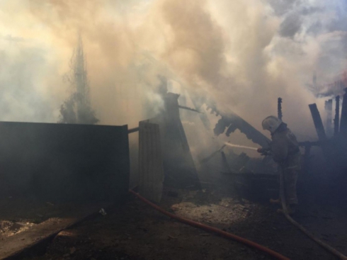 В Среднеуральске пожар охватил два дома
