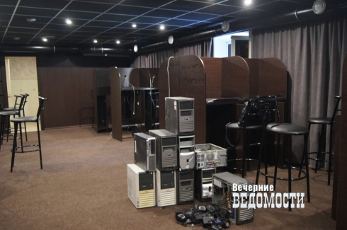 В Екатеринбурге оперативники УЭБиПК ликвидировали игорный зал, стилизованный под «биткоин-клуб»