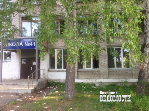 В Екатеринбурге подростки начали «разбирать» школу на ВИЗе, которую отдали под реконструкцию