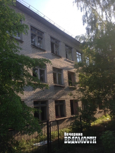 В Екатеринбурге подростки начали «разбирать» школу на ВИЗе, которую отдали под реконструкцию