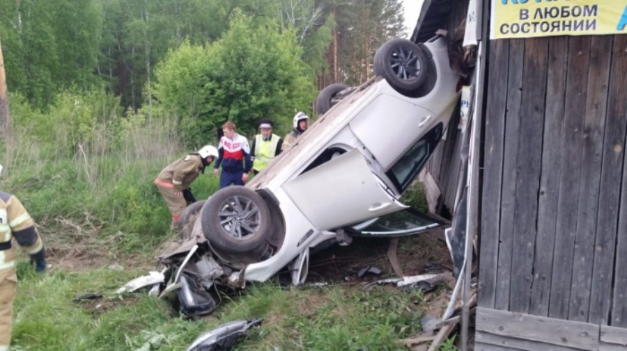 Довёз девушек до дома: в Артёмовском пьяный водитель отправил в больницу себя, и трёх пассажиров 