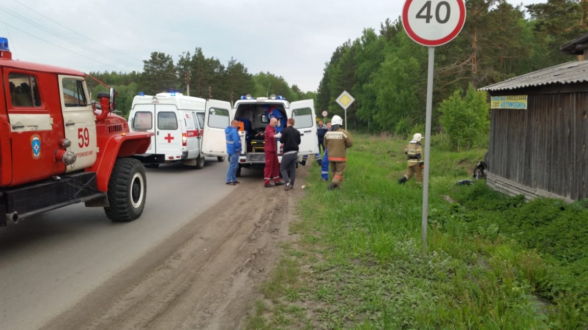 Довёз девушек до дома: в Артёмовском пьяный водитель отправил в больницу себя, и трёх пассажиров 